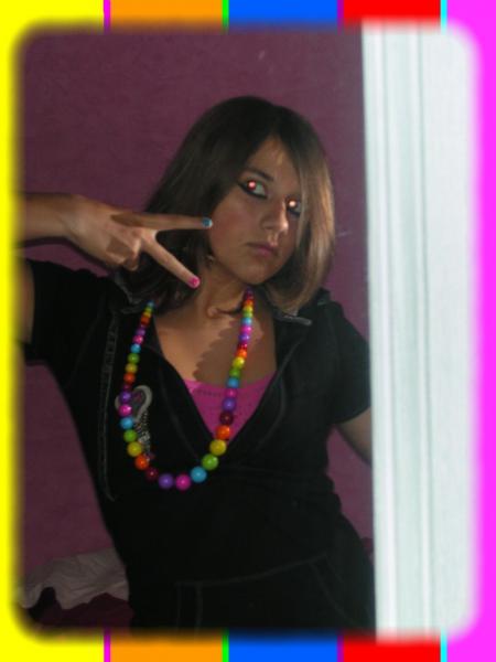 emy avec les neuneuil rouge lol --